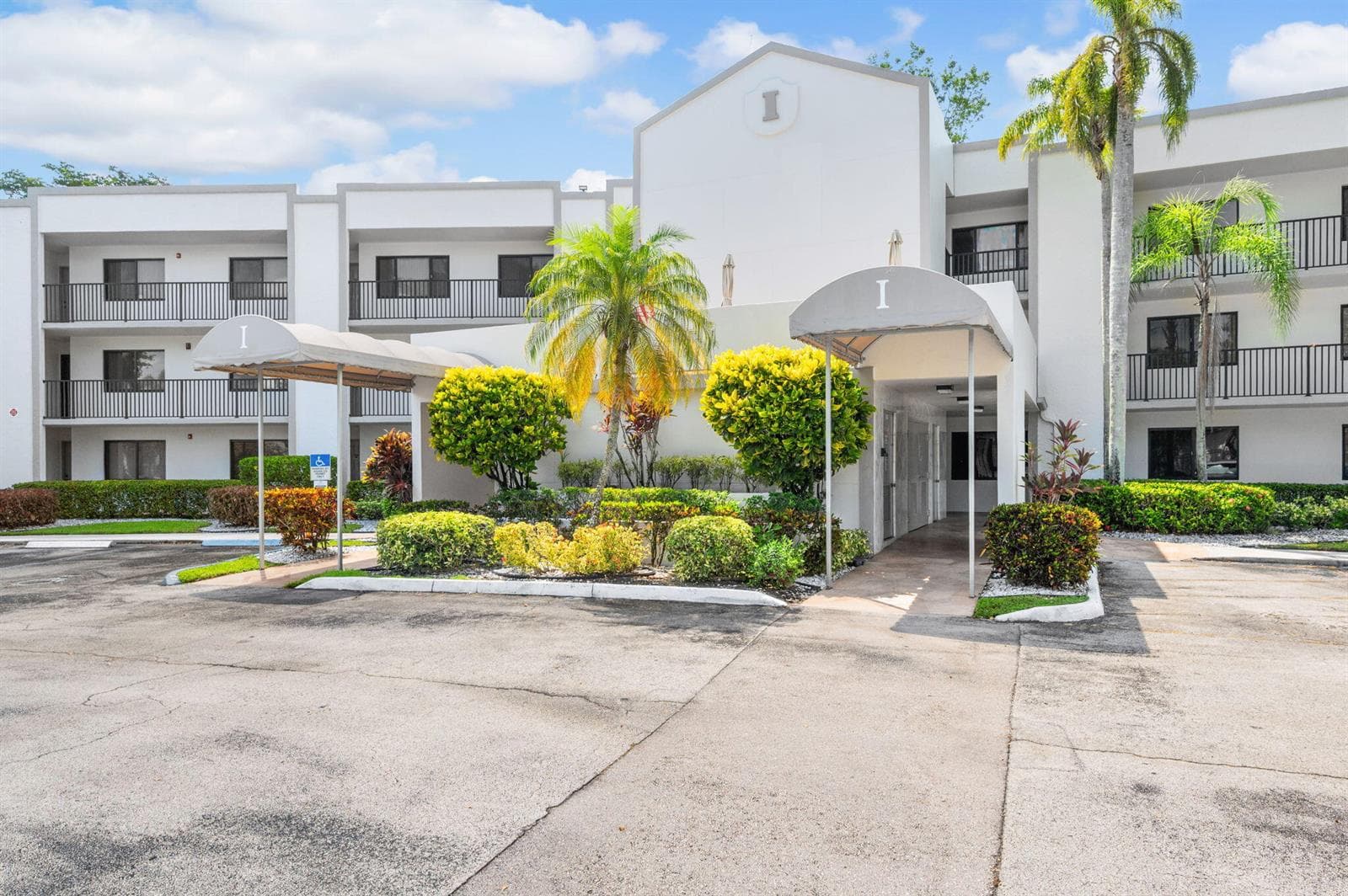 10837 W CLAIRMONT Circle # 208, Tamarac, FL 33321