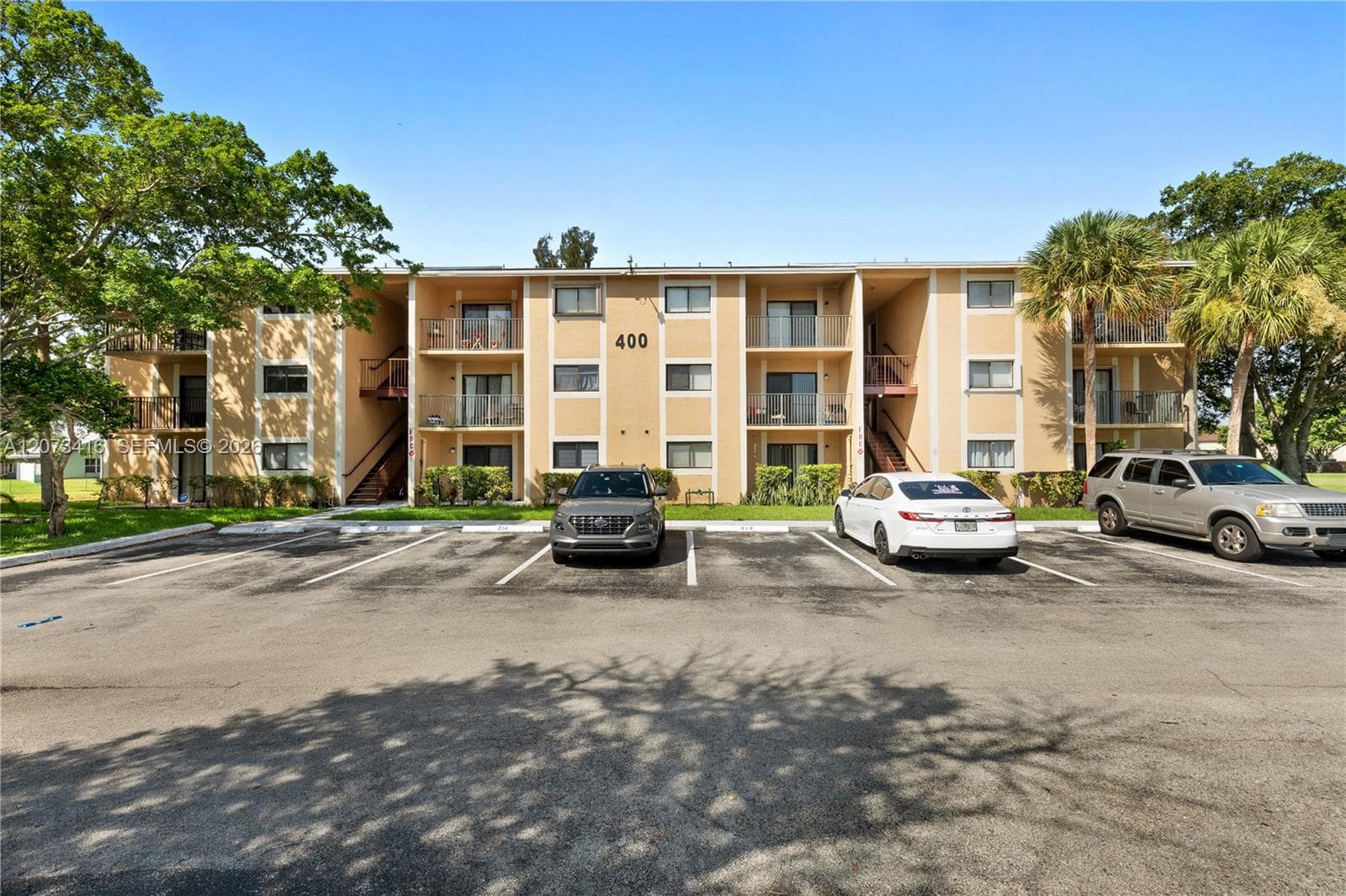 400 Palm Cir W # 208, Pembroke Pines, FL 33025