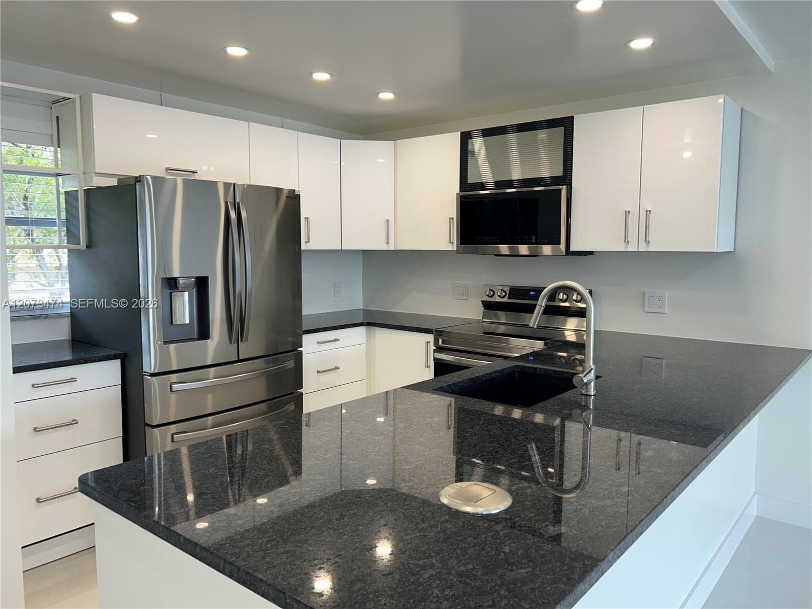 3550 NE 169th St # 304, North Miami Beach, FL 33160 — zdjęcie 4