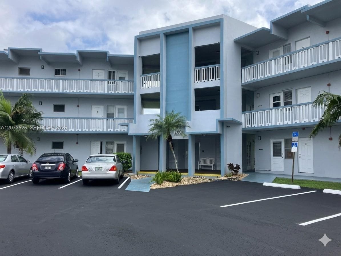 2300 Park Ln # 203, Hollywood, FL 33021