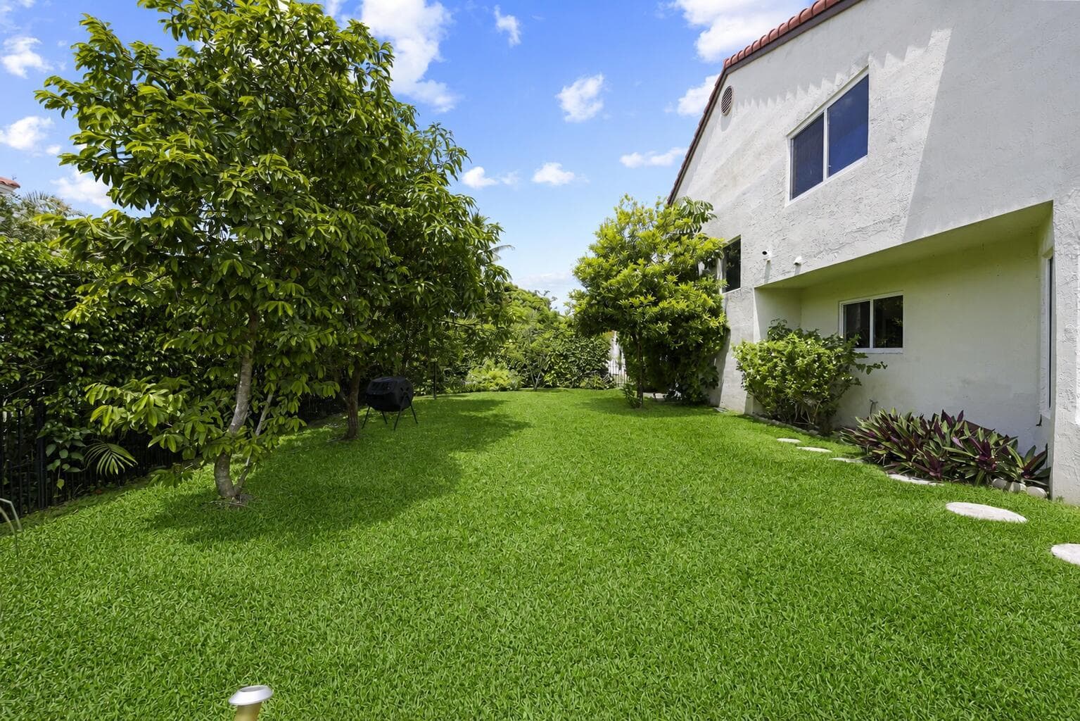 4734 NW 5TH Court, Deerfield Beach, FL 33442 — zdjęcie 2