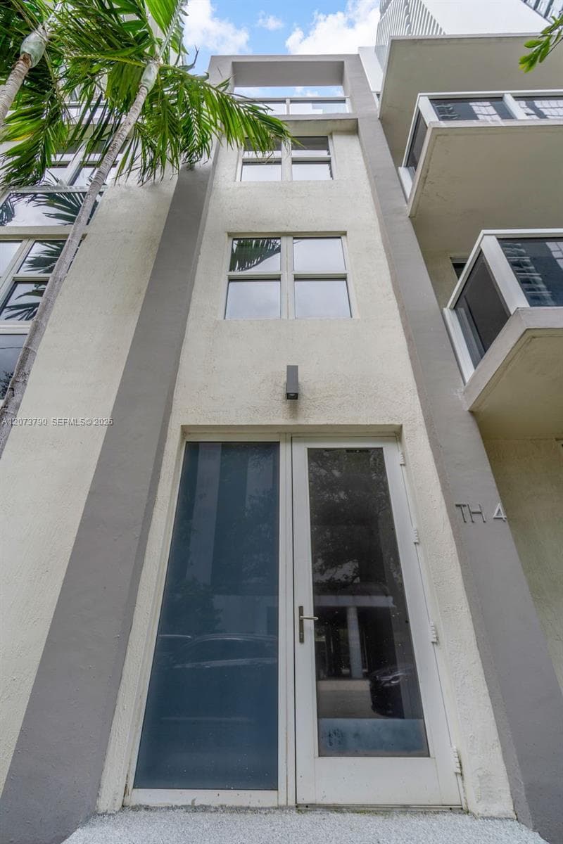 601 NE 23rd St # TH4, Miami, FL 33137
