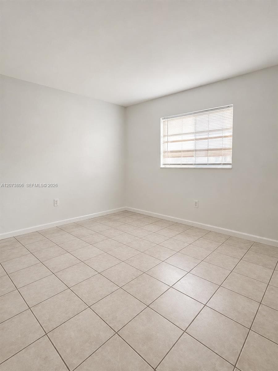 1330 W 54th St # 214C, Hialeah, FL 33012 — zdjęcie 5