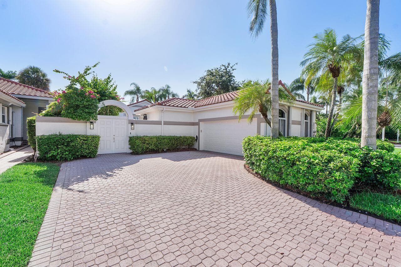 1081 BEL AIRE Drive E, Pembroke Pines, FL 33027 — zdjęcie 2