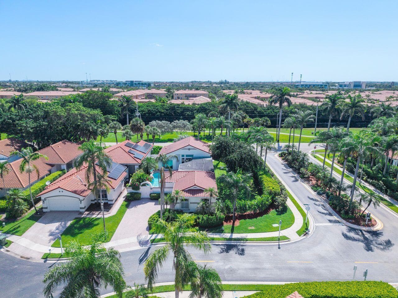 1081 BEL AIRE Drive E, Pembroke Pines, FL 33027 — zdjęcie 3