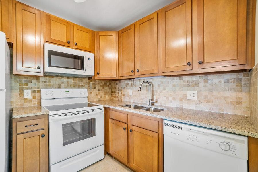 400 VILLAGE GREEN Circle W # 102, Palm Springs, FL 33461 — zdjęcie 2