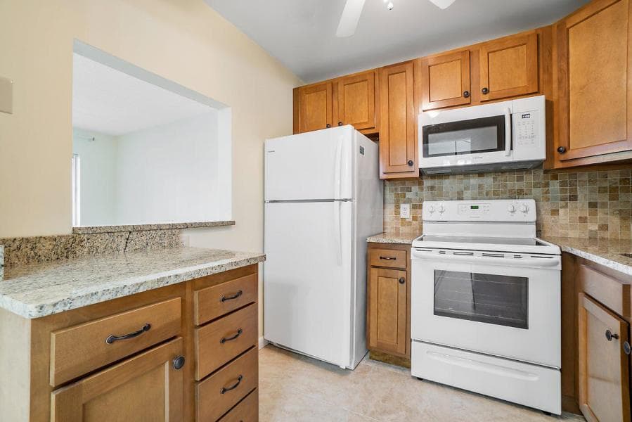 400 VILLAGE GREEN Circle W # 102, Palm Springs, FL 33461 — zdjęcie 3