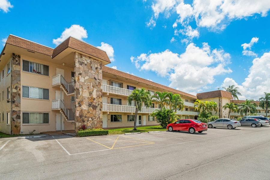 400 VILLAGE GREEN Circle W # 102, Palm Springs, FL 33461