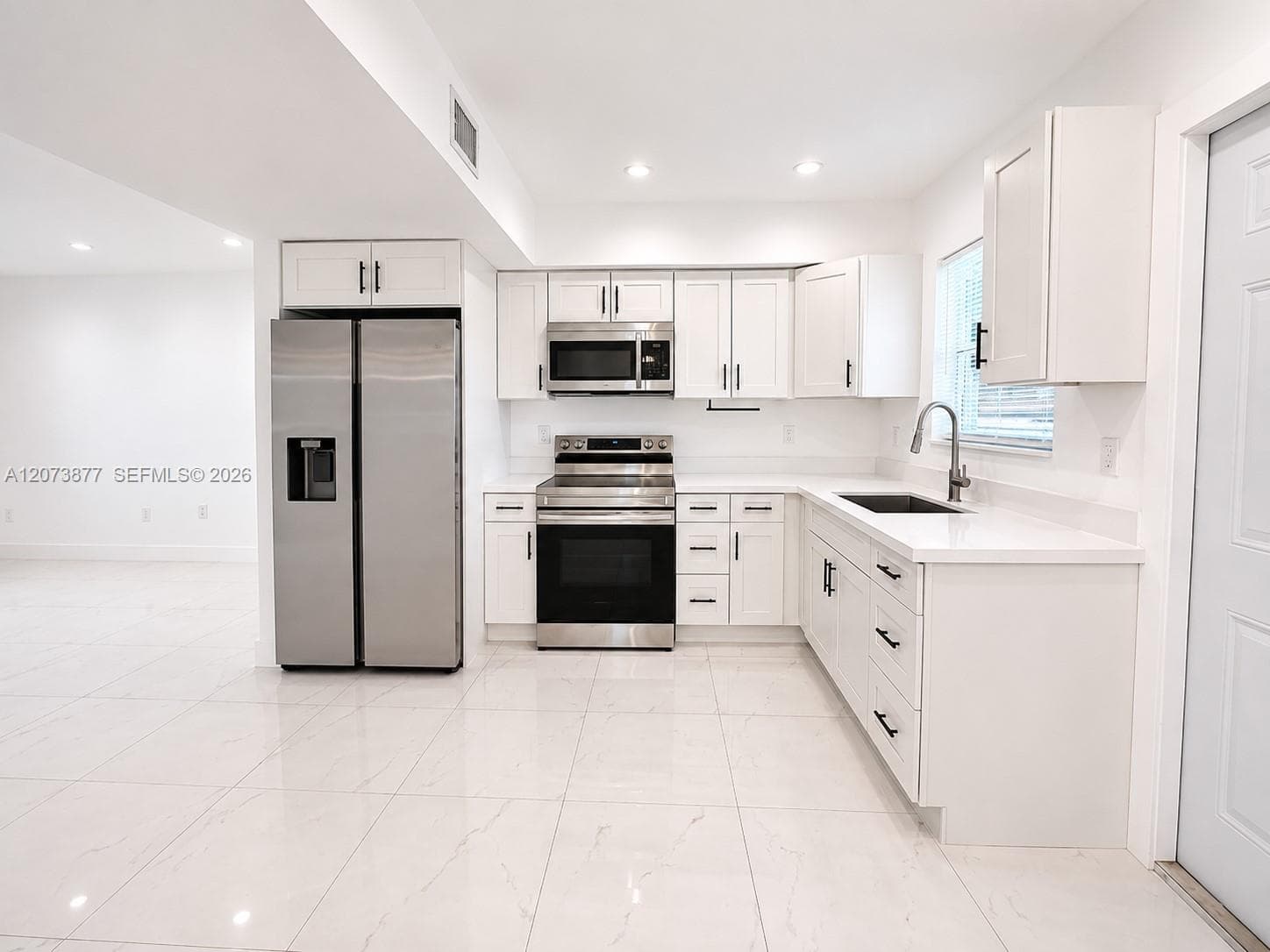 1800 NE 154th St, North Miami Beach, FL 33162 — zdjęcie 2