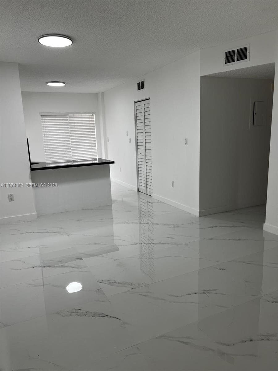 5560 W 21st Ct # 108, Hialeah, FL 33016 — zdjęcie 2