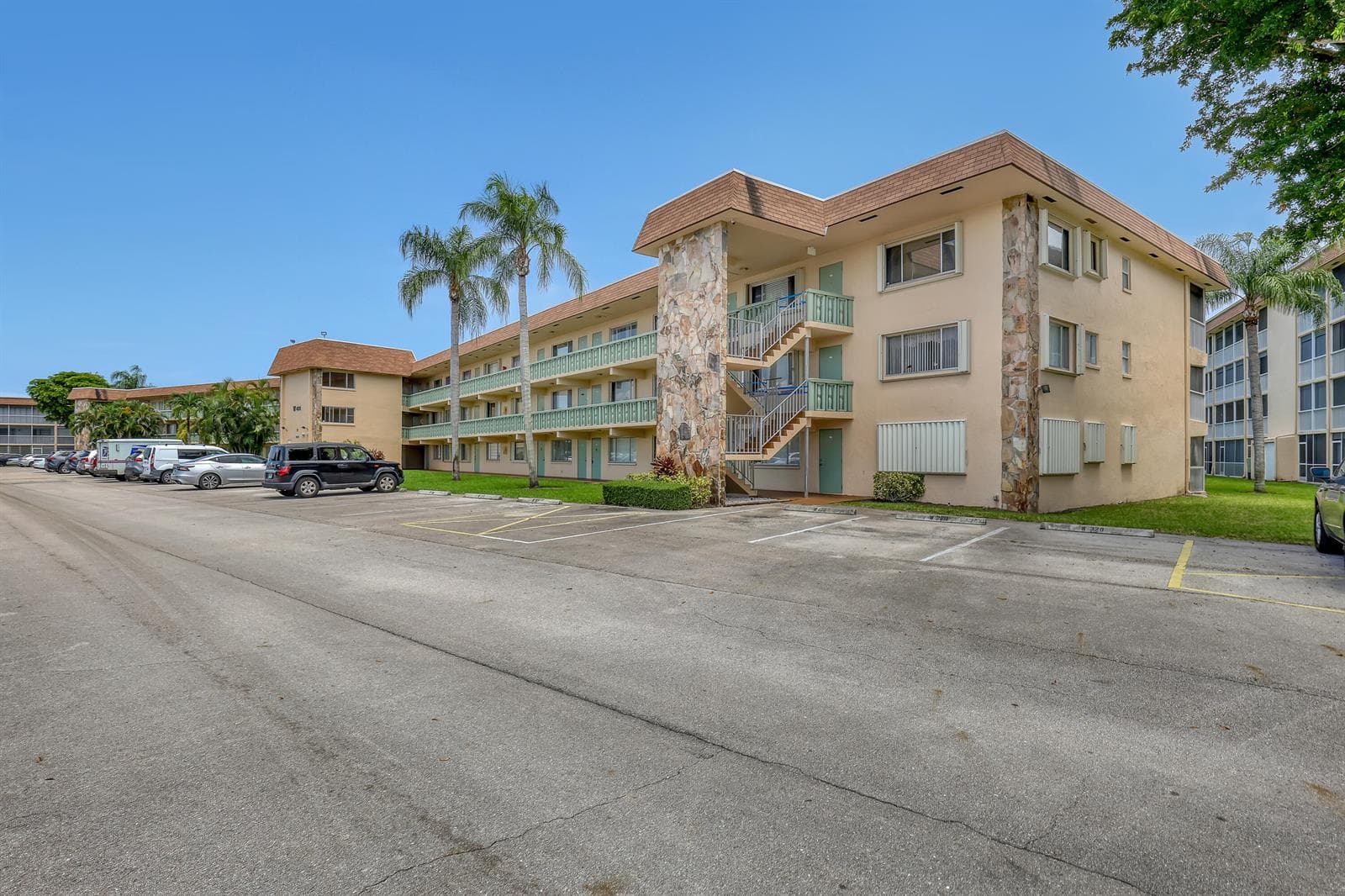 400 VILLAGE GREEN Circle W # 117, Palm Springs, FL 33461