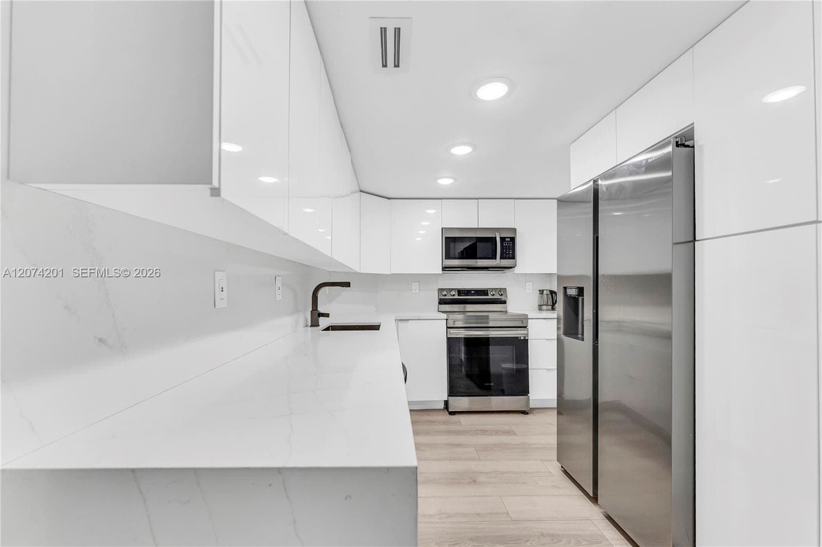 300 Bayview Dr # 214, Sunny Isles Beach, FL 33160 — zdjęcie 2