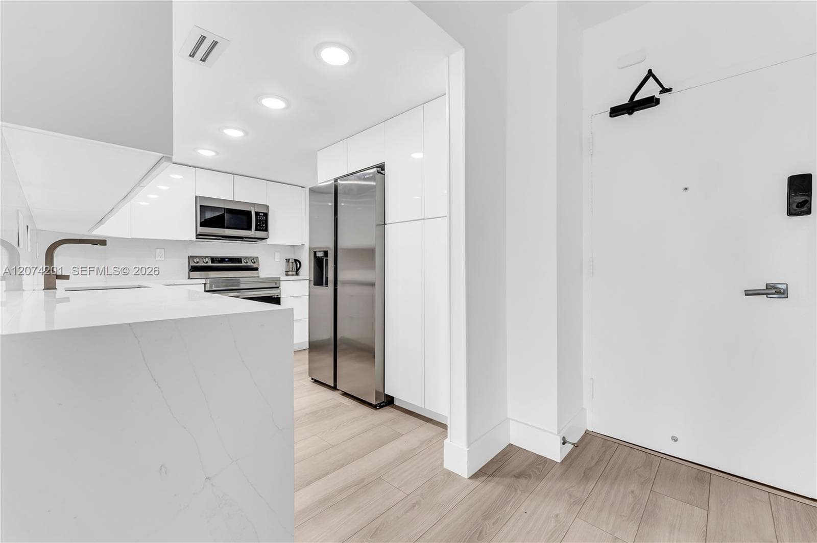 300 Bayview Dr # 214, Sunny Isles Beach, FL 33160 — zdjęcie 3