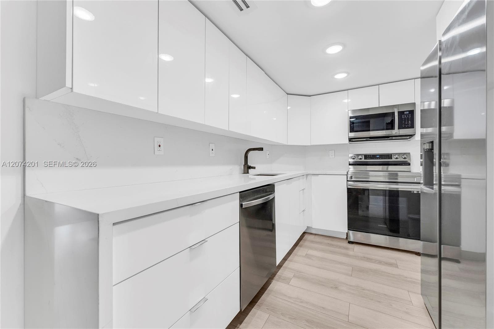 300 Bayview Dr # 214, Sunny Isles Beach, FL 33160