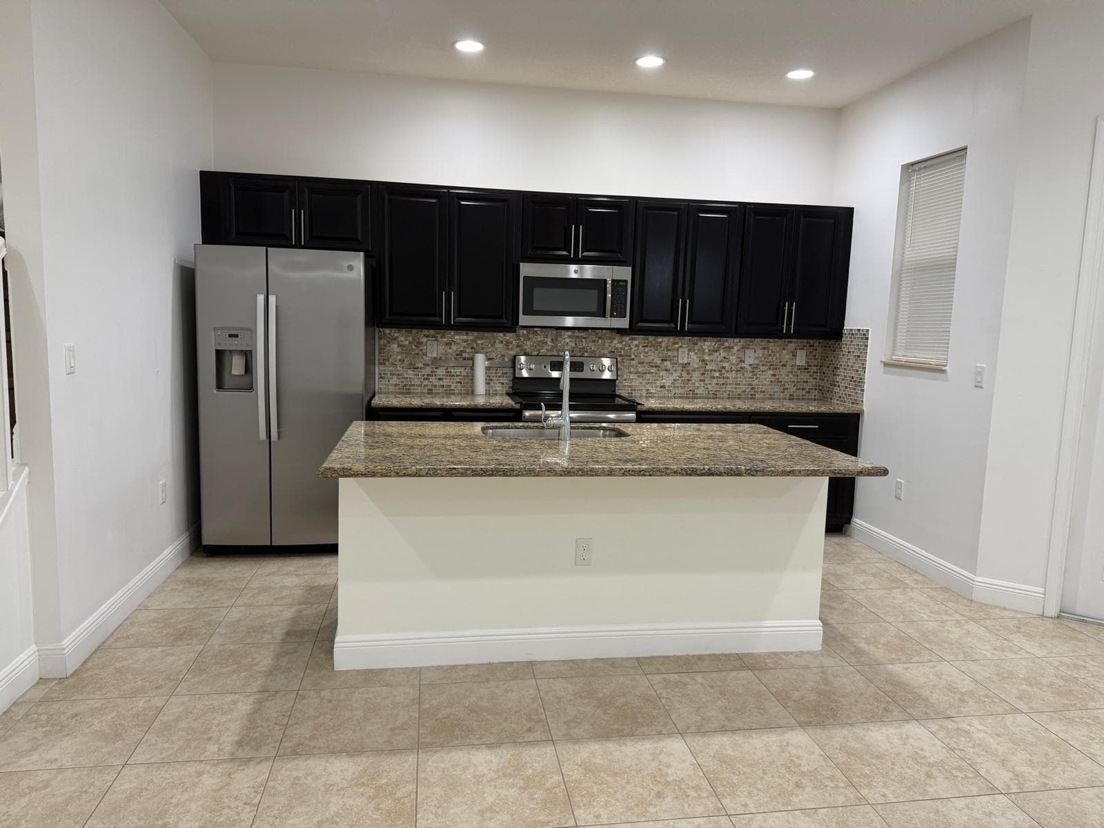 12466 NW 17TH Court, Pembroke Pines, FL 33028 — zdjęcie 3