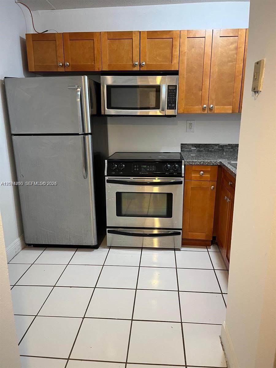 492 NW 165th St Rd # C-210, Miami, FL 33169 — zdjęcie 3