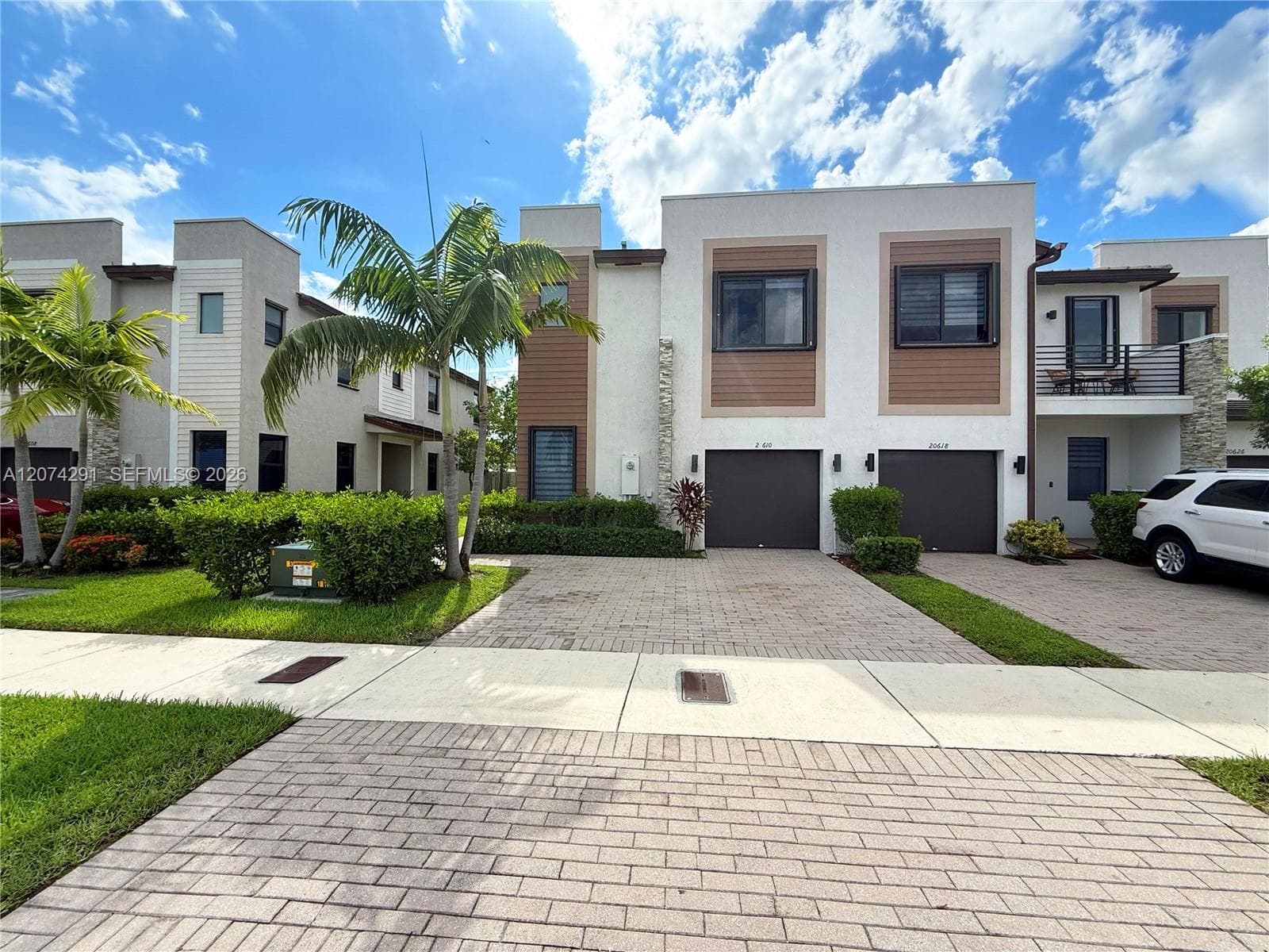 20610 NE 2nd Ct, Miami, FL 33179 — zdjęcie 2