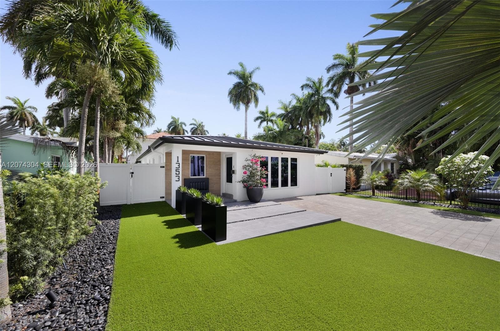 1353 Van Buren St, Hollywood, FL 33019 — zdjęcie 3