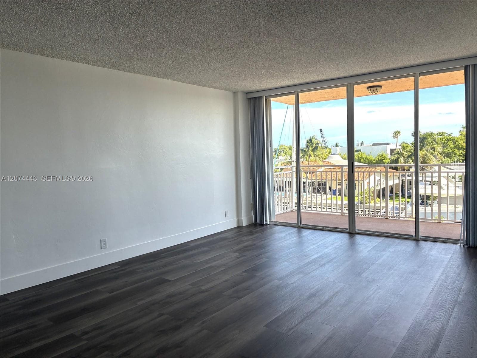 2450 NE 135th St # 209, North Miami, FL 33181 — zdjęcie 3