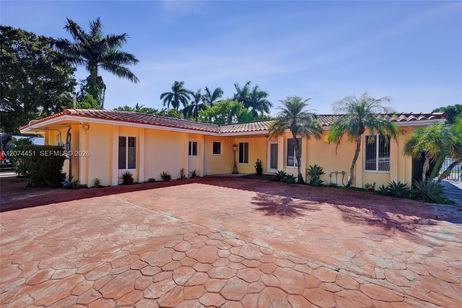 2 NE 160th St, Miami, FL 33162