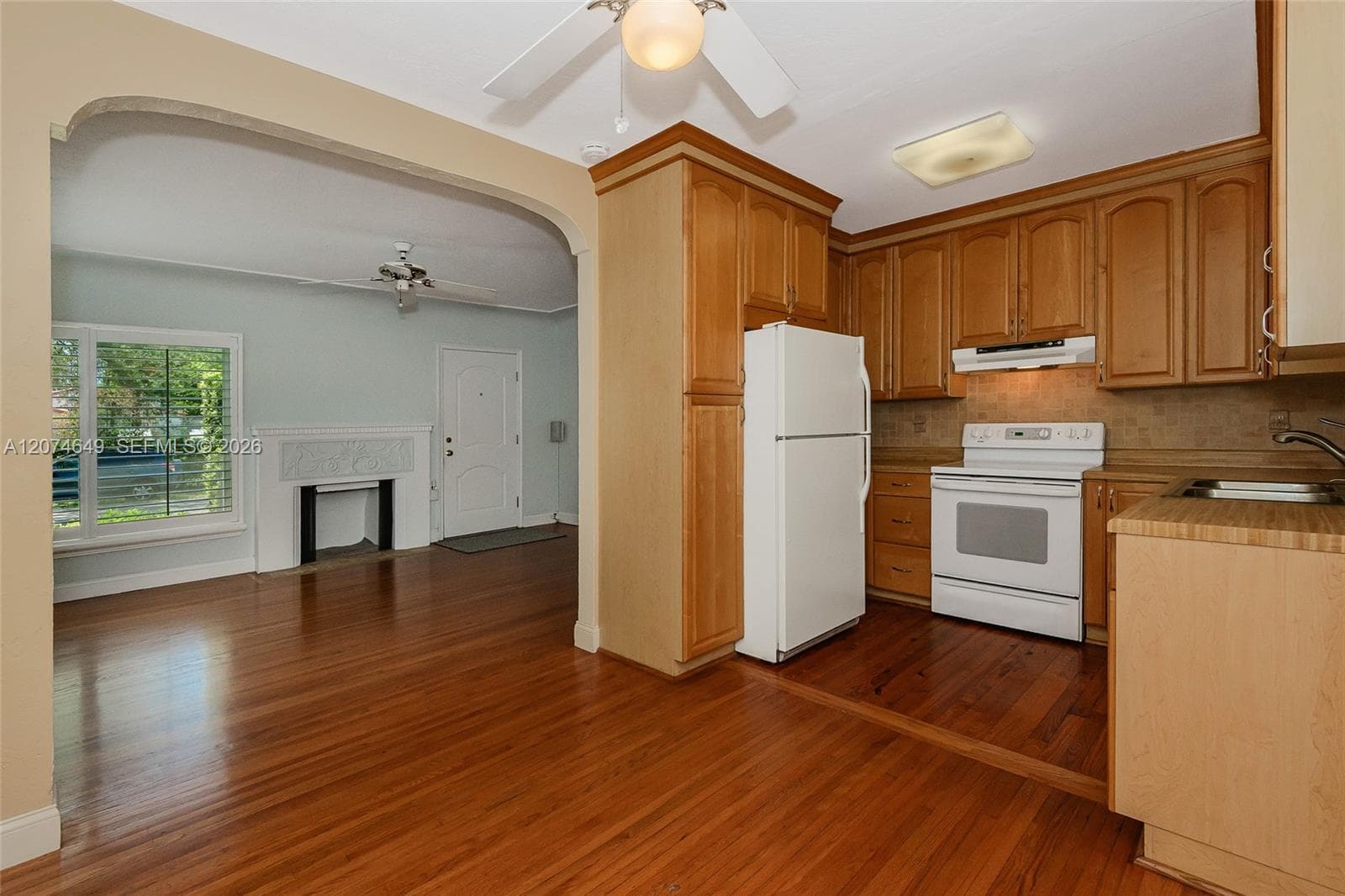 989 Eastward Dr, Miami Springs, FL 33166 — zdjęcie 5