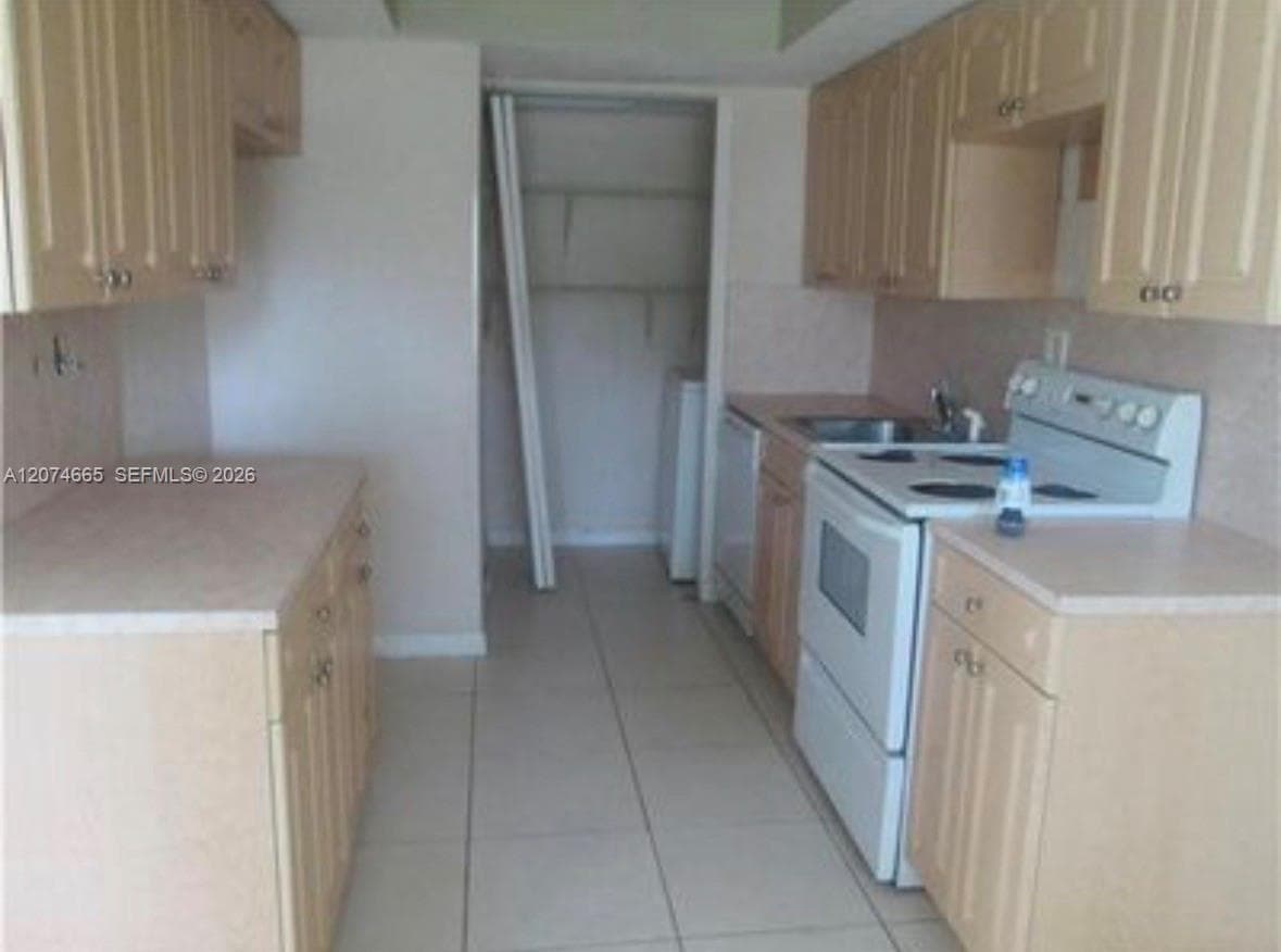 5810 NW 22nd St # 21-B, Lauderhill, FL 33313 — zdjęcie 3