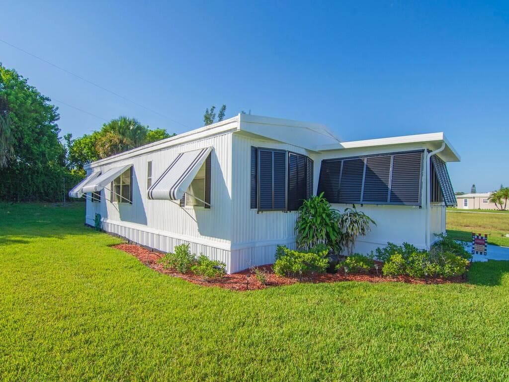 385 NE Jade Circle, Jensen Beach, FL 34957 — zdjęcie 2
