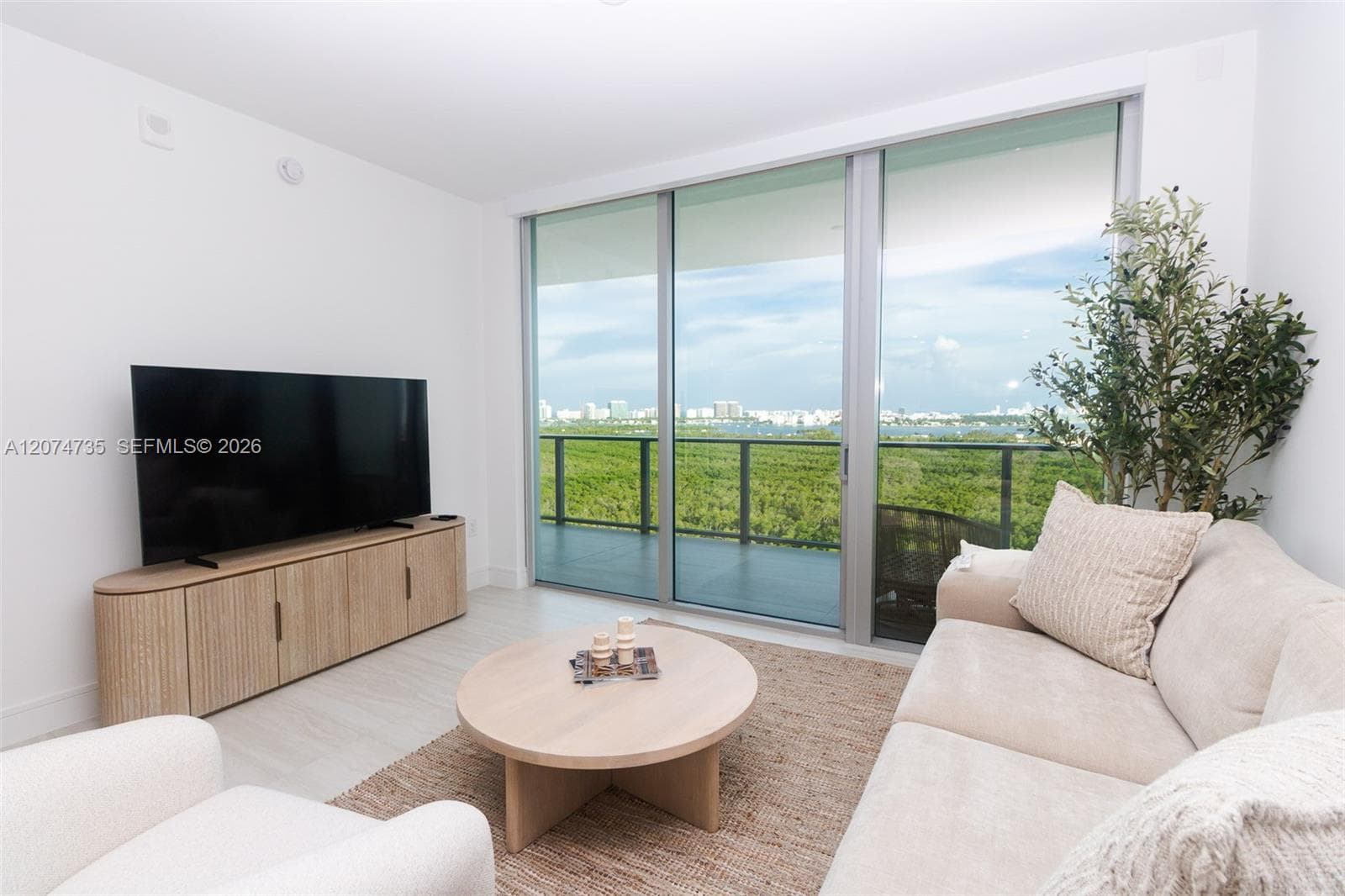 2411 Laguna Circle # 1704, North Miami, FL 33181 — zdjęcie 5