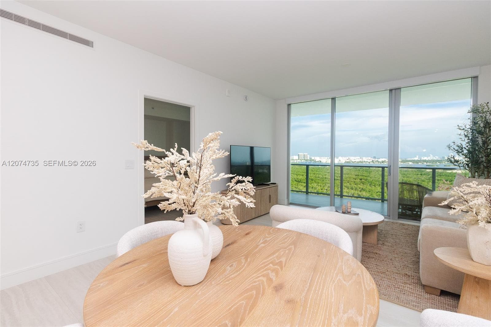 2411 Laguna Circle # 1704, North Miami, FL 33181 — zdjęcie 4