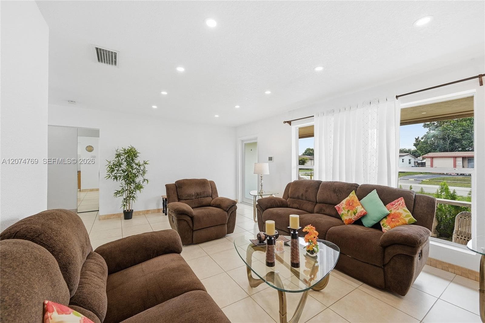 8641 NW 25th Ct, Sunrise, FL 33322 — zdjęcie 2