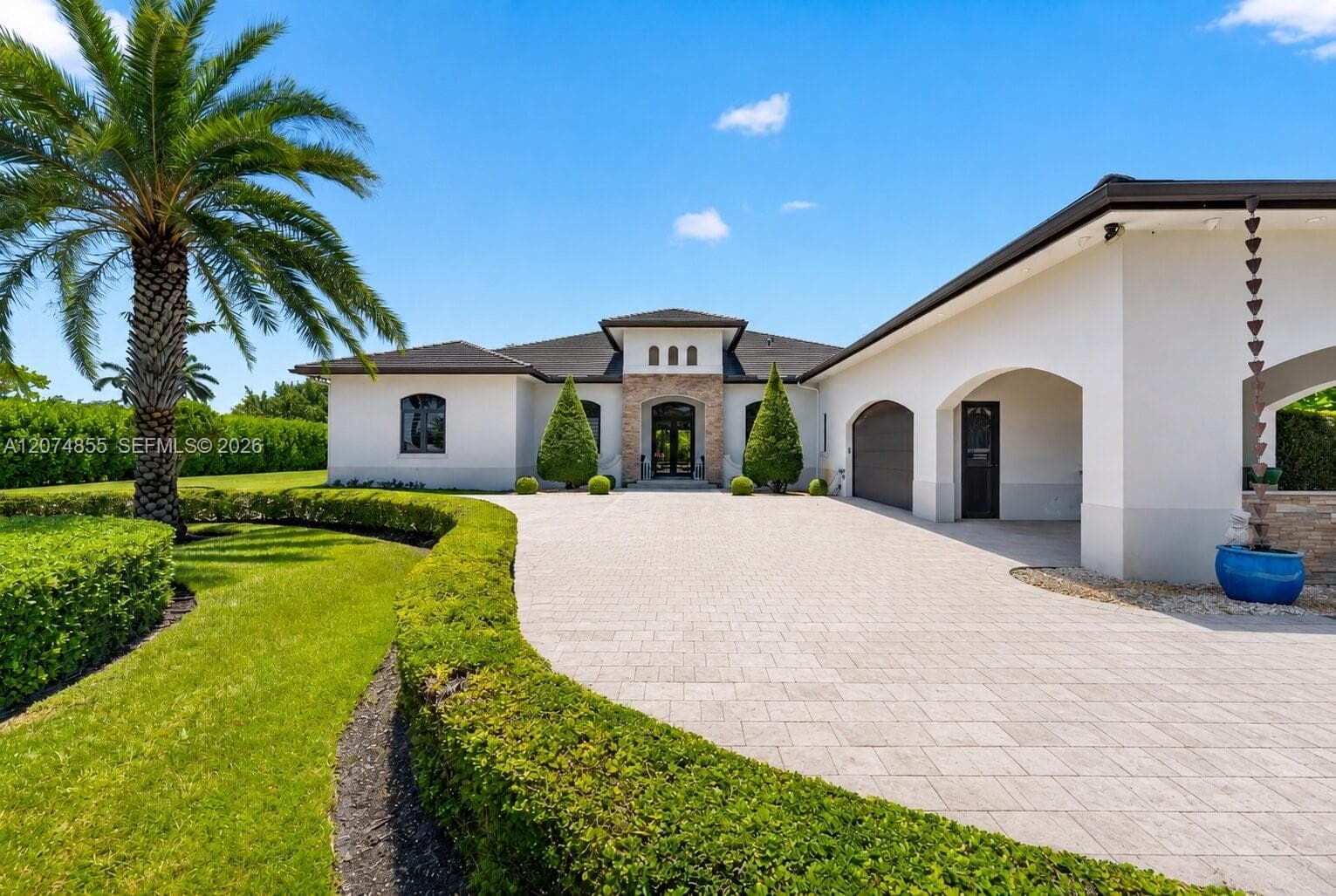 10352 NW 131st St, Hialeah Gardens, FL 33018