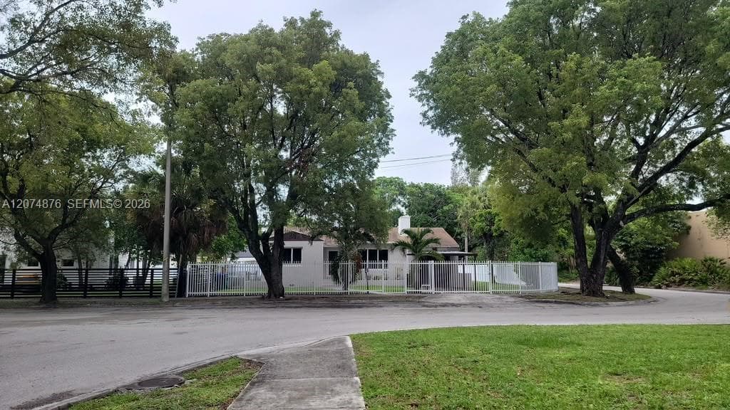 586 NW 48th St # 1, Miami, FL 33127
