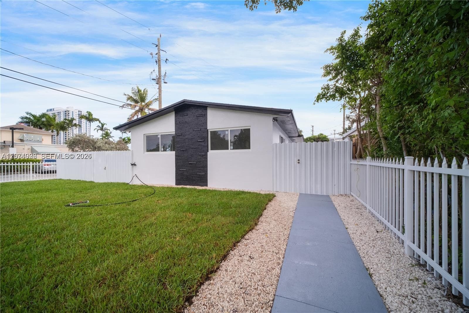2388-2390 NE 173rd St, North Miami Beach, FL 33160 — zdjęcie 2