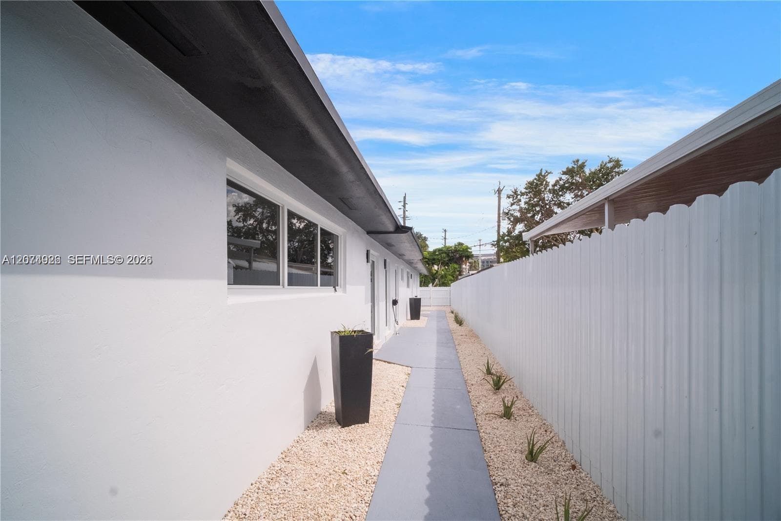 2388-2390 NE 173rd St, North Miami Beach, FL 33160 — zdjęcie 3