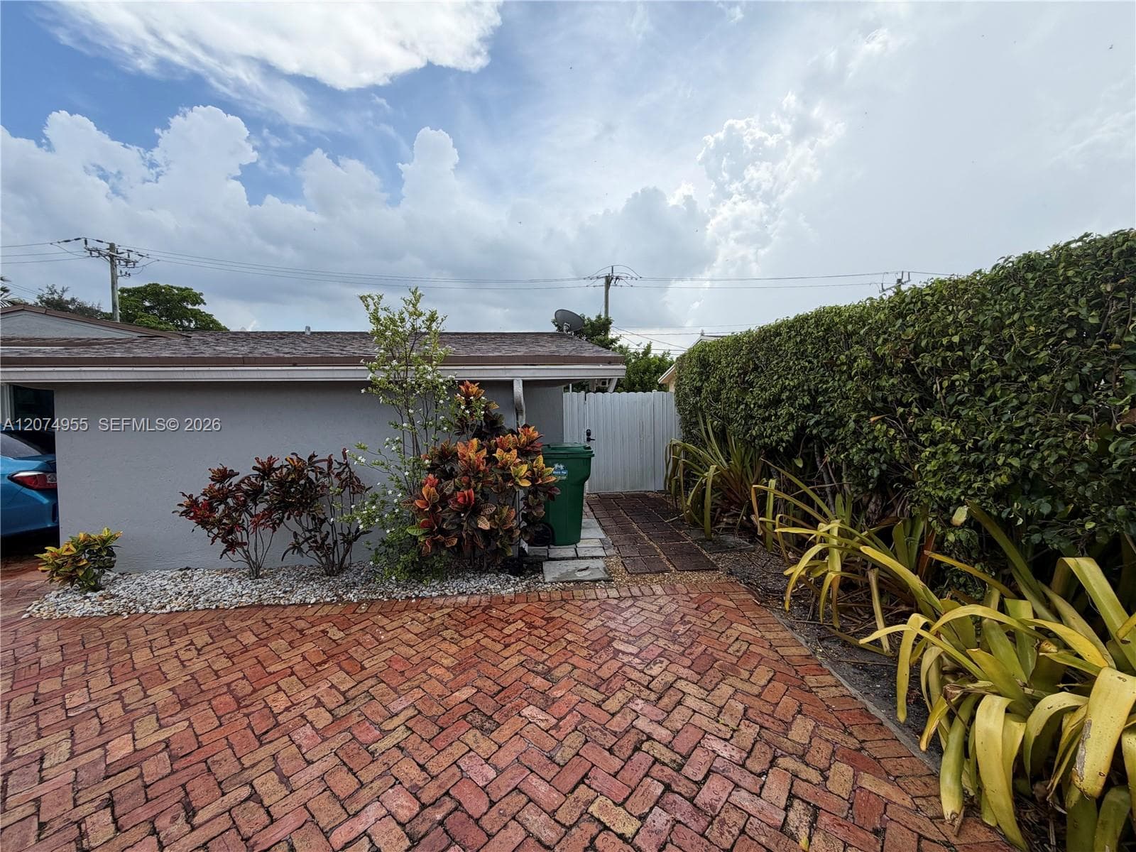 6830 SW 8th St # STUDIO, Pembroke Pines, FL 33023