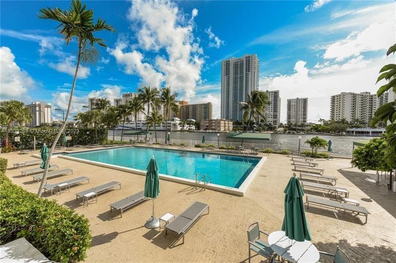 800 Parkview Drive, Hallandale Beach, FL 33009 — zdjęcie 2