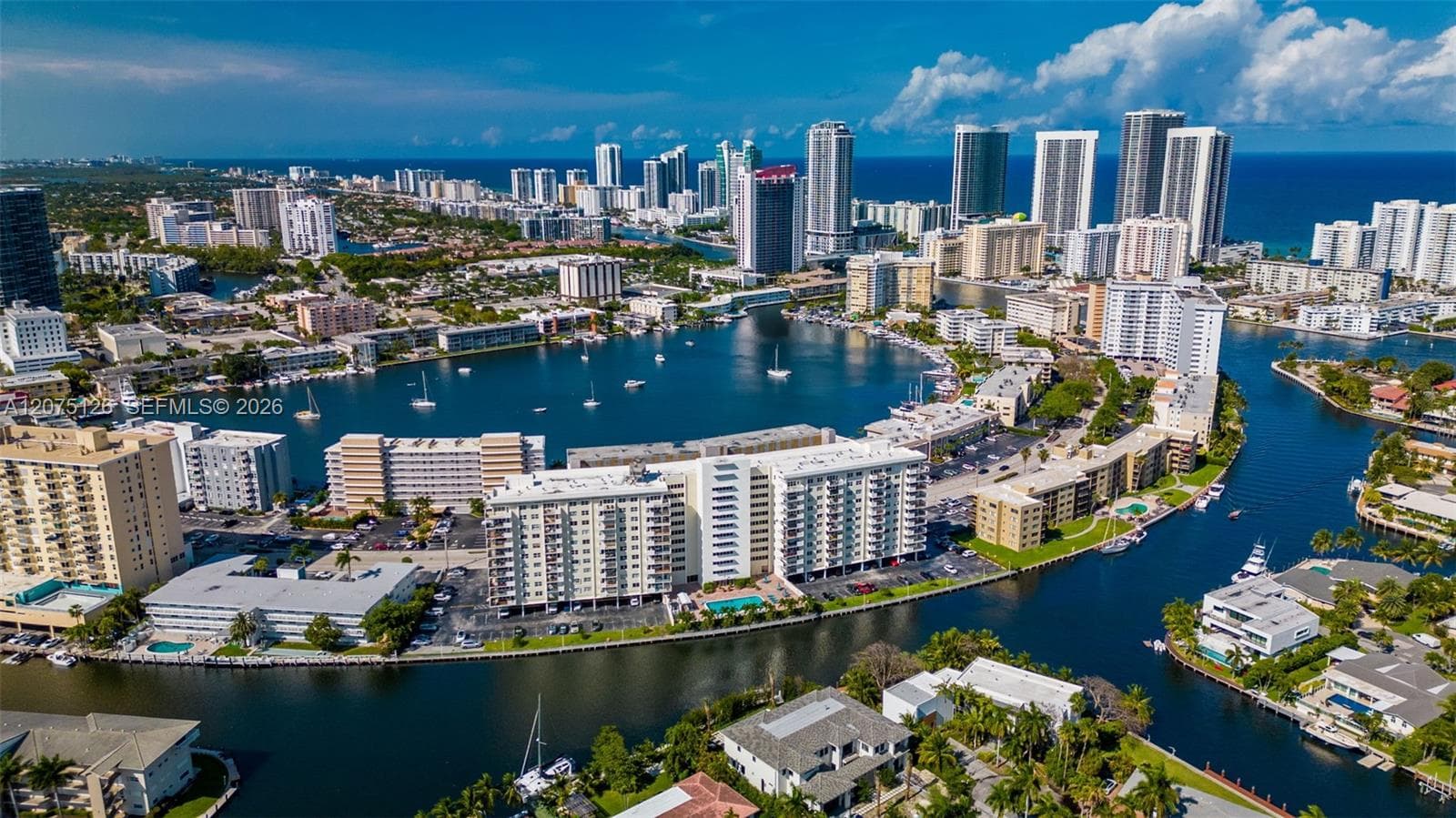 401 Golden Isles Dr # 406, Hallandale Beach, FL 33009 — zdjęcie 2