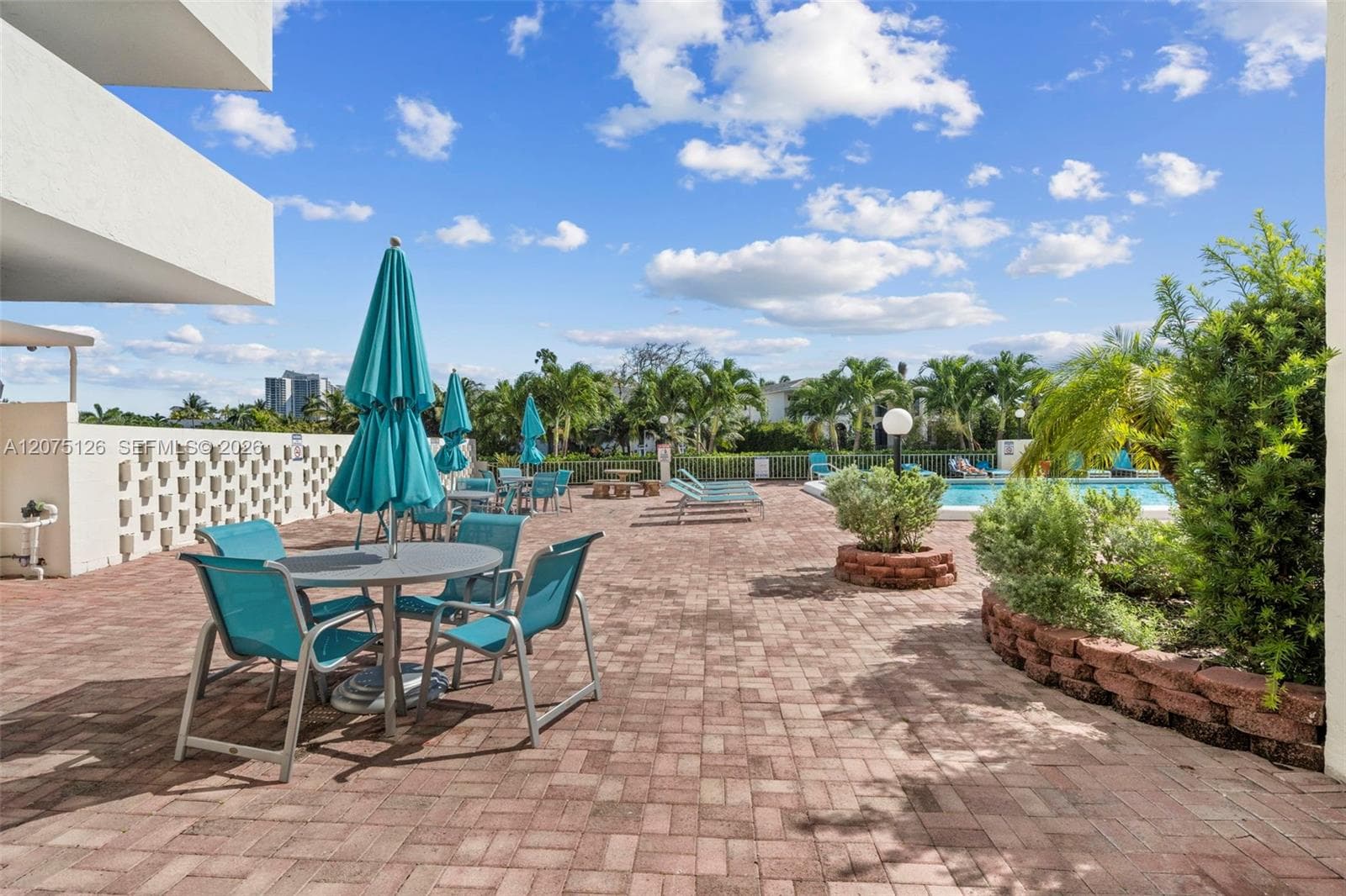 401 Golden Isles Dr # 406, Hallandale Beach, FL 33009 — zdjęcie 5
