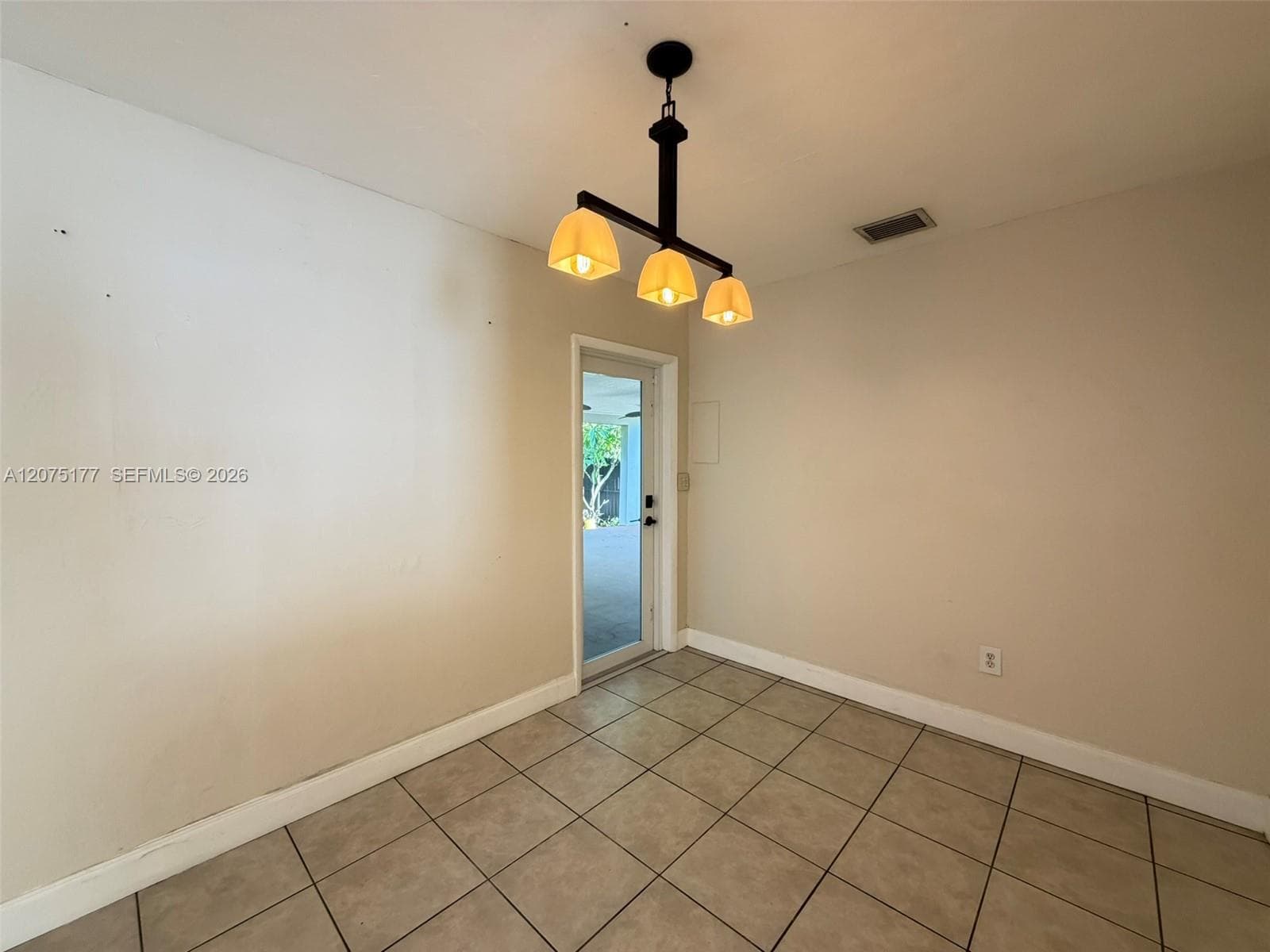 4585 E 9th Ln, Hialeah, FL 33013 — zdjęcie 5