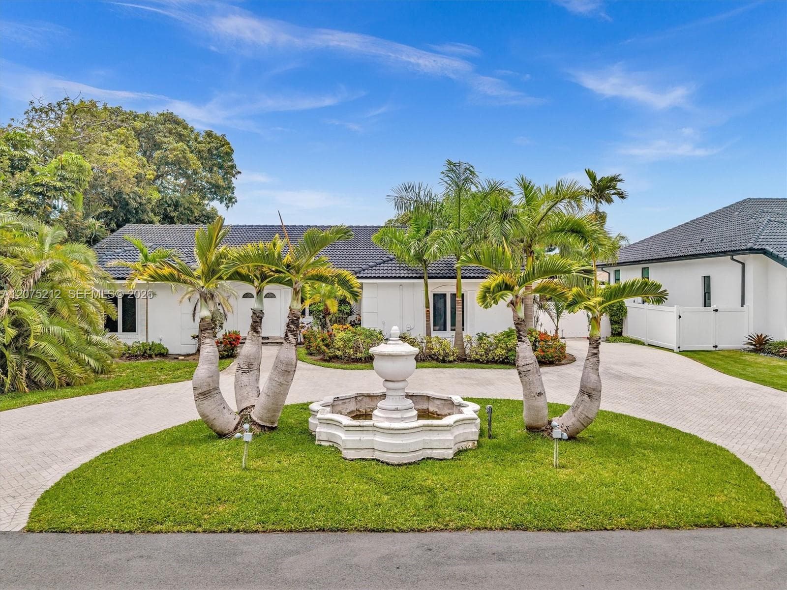 413 Tamarind Dr, Hallandale Beach, FL 33009 — zdjęcie 3