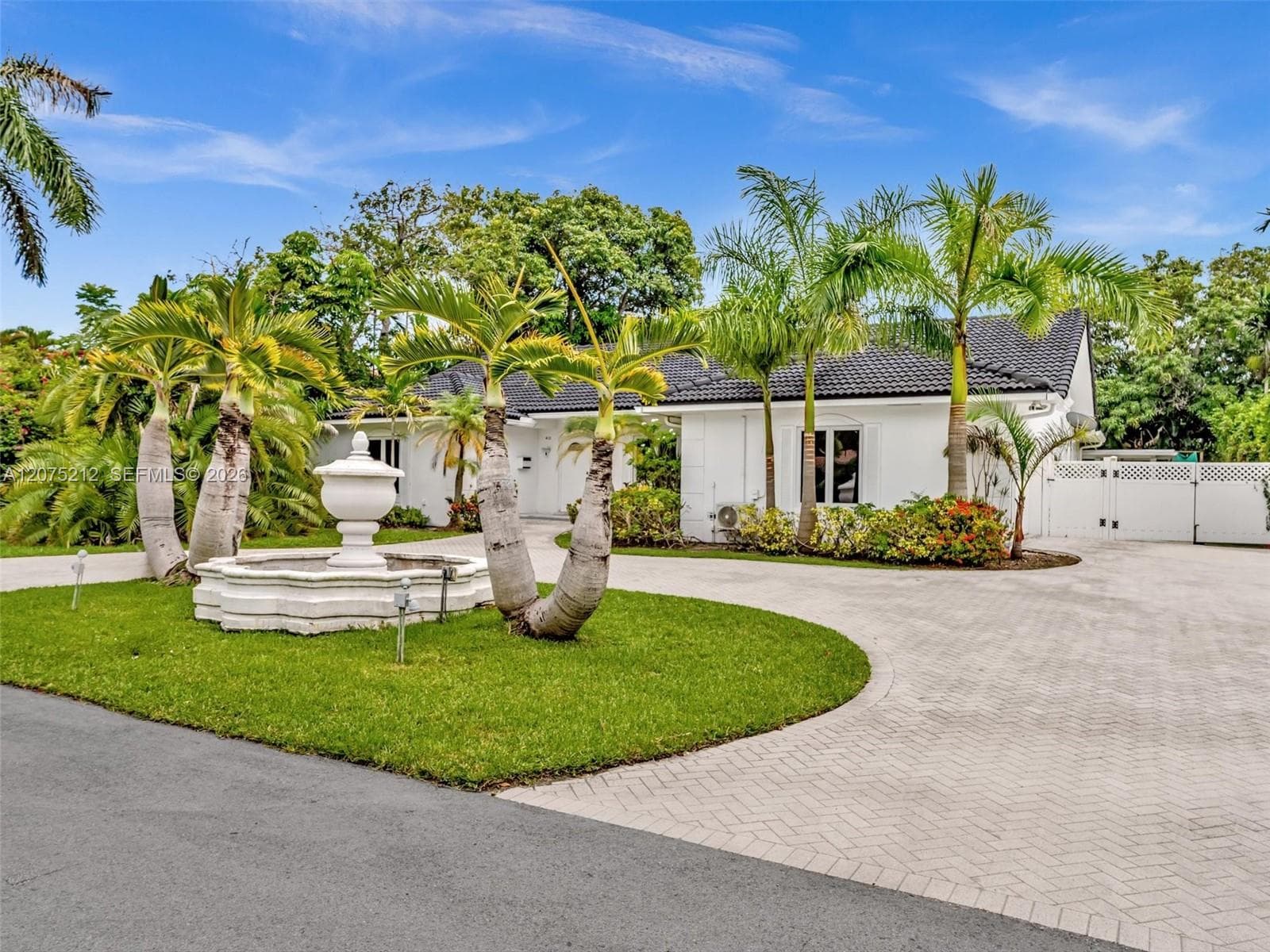 413 Tamarind Dr, Hallandale Beach, FL 33009 — zdjęcie 4