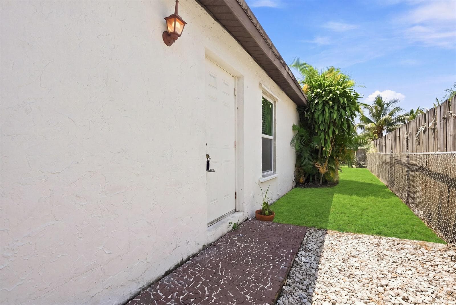 5884 S 38th Street, FL 33463 — zdjęcie 2