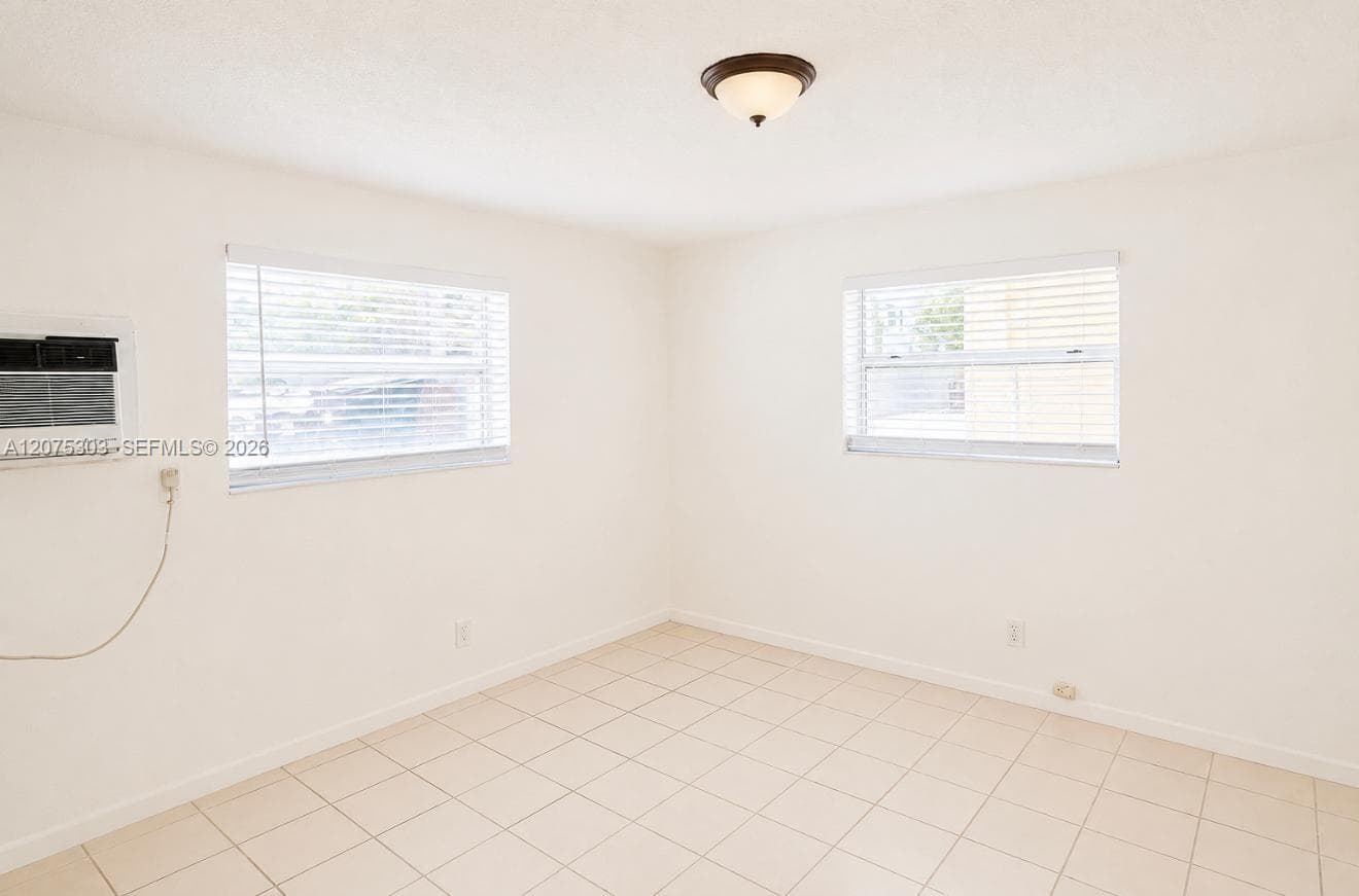 2799 E 4th Ave # 7, Hialeah, FL 33013 — zdjęcie 3