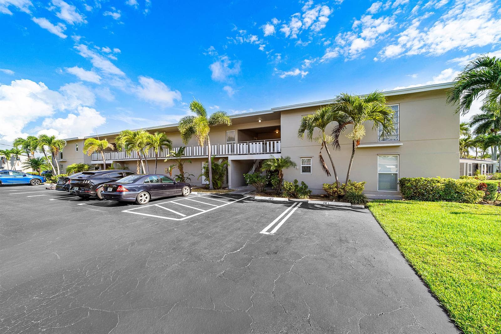 315 CIRCLE Drive S # 201, Boynton Beach, FL 33435