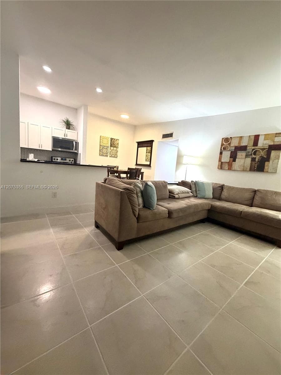 761 NE 199th St # 202, Miami, FL 33179 — zdjęcie 2