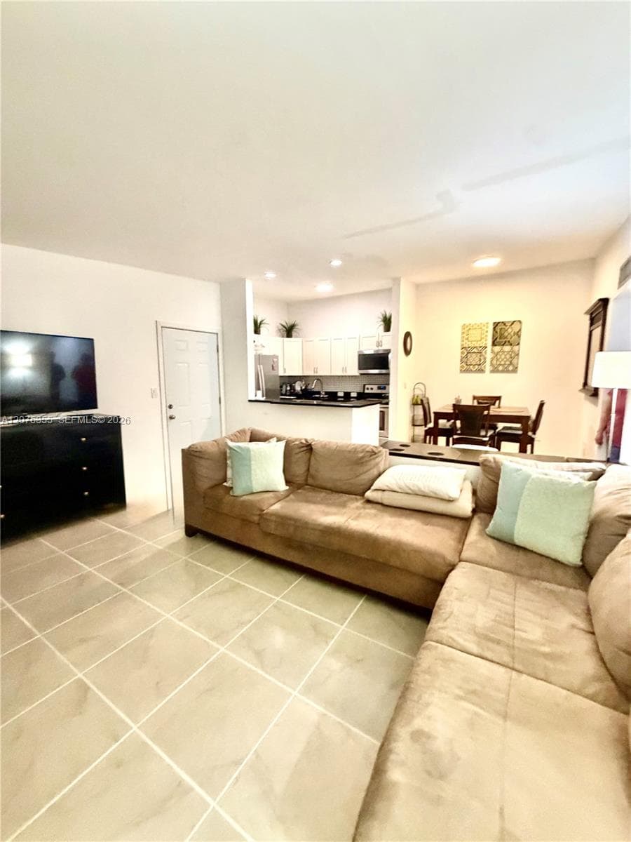 761 NE 199th St # 202, Miami, FL 33179 — zdjęcie 3