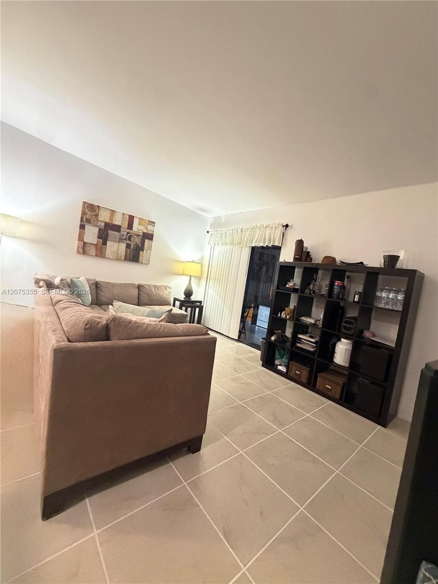 761 NE 199th St # 202, Miami, FL 33179 — zdjęcie 4