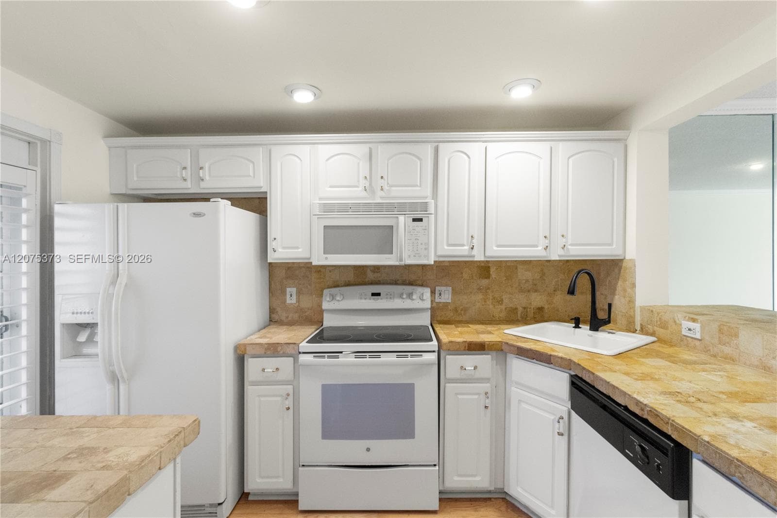 455 Paradise Isle Blvd # 402, Hallandale Beach, FL 33009 — zdjęcie 2