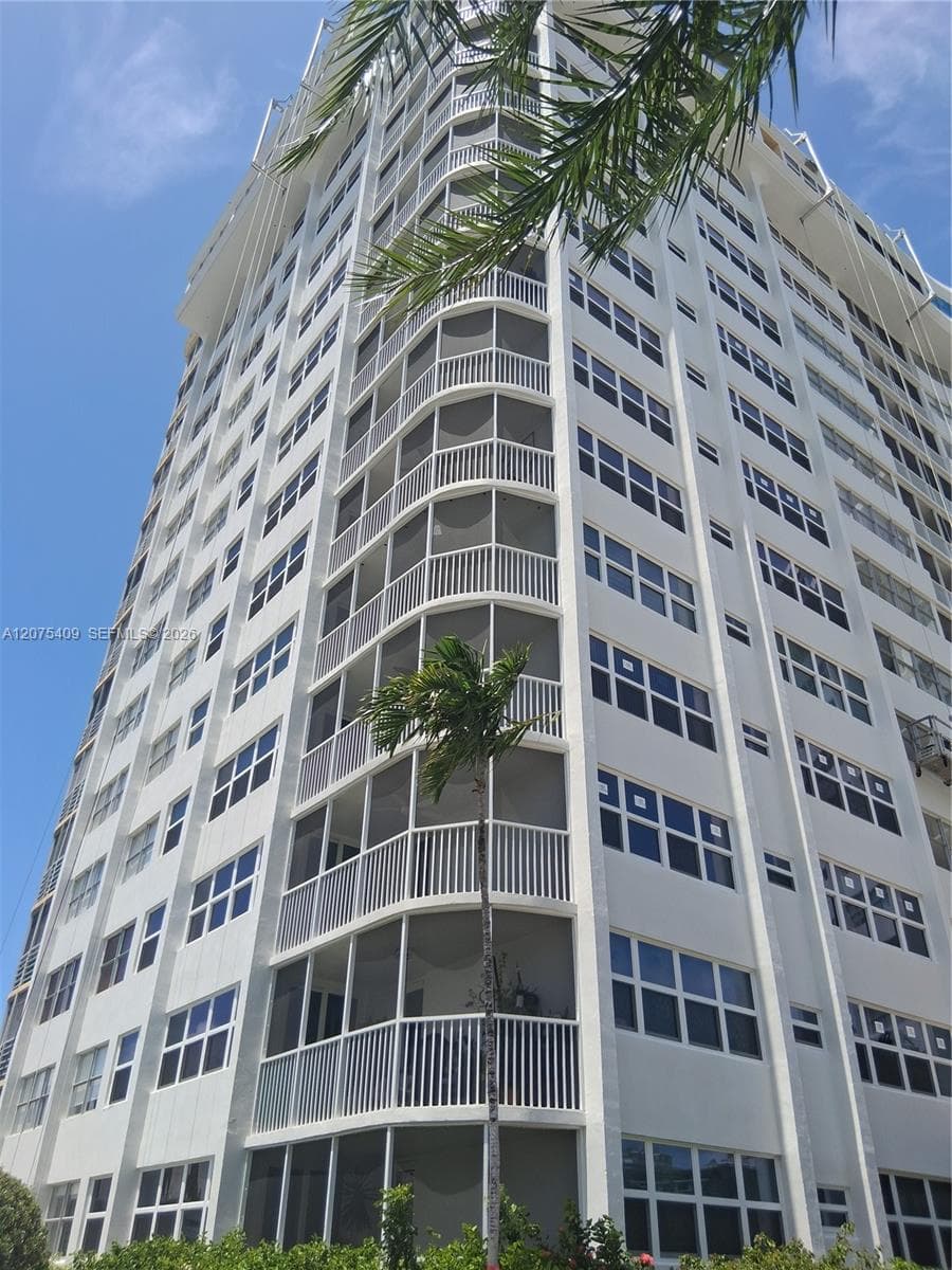 100 Golden Isles Dr # 206, Hallandale Beach, FL 33009 — zdjęcie 2