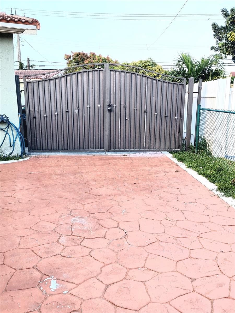 3941 E 9th Ln # 0, Hialeah, FL 33013 — zdjęcie 2